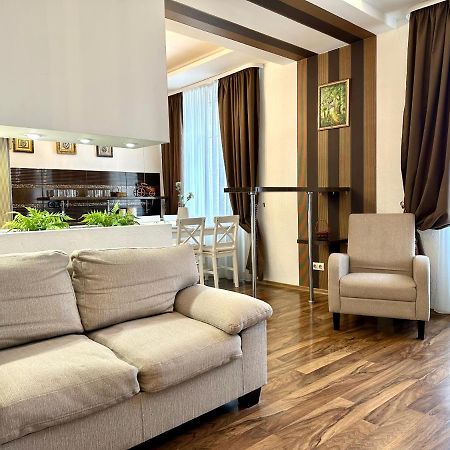 Lux Apartments In The City Center With A Coffee Machine, View Of A Theater, Near Zlata Plaza Ρίβνε Εξωτερικό φωτογραφία