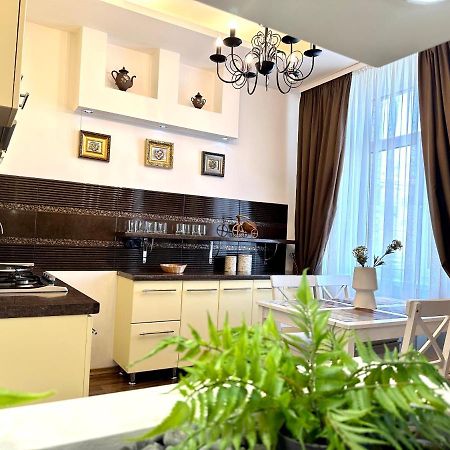 Lux Apartments In The City Center With A Coffee Machine, View Of A Theater, Near Zlata Plaza Ρίβνε Εξωτερικό φωτογραφία