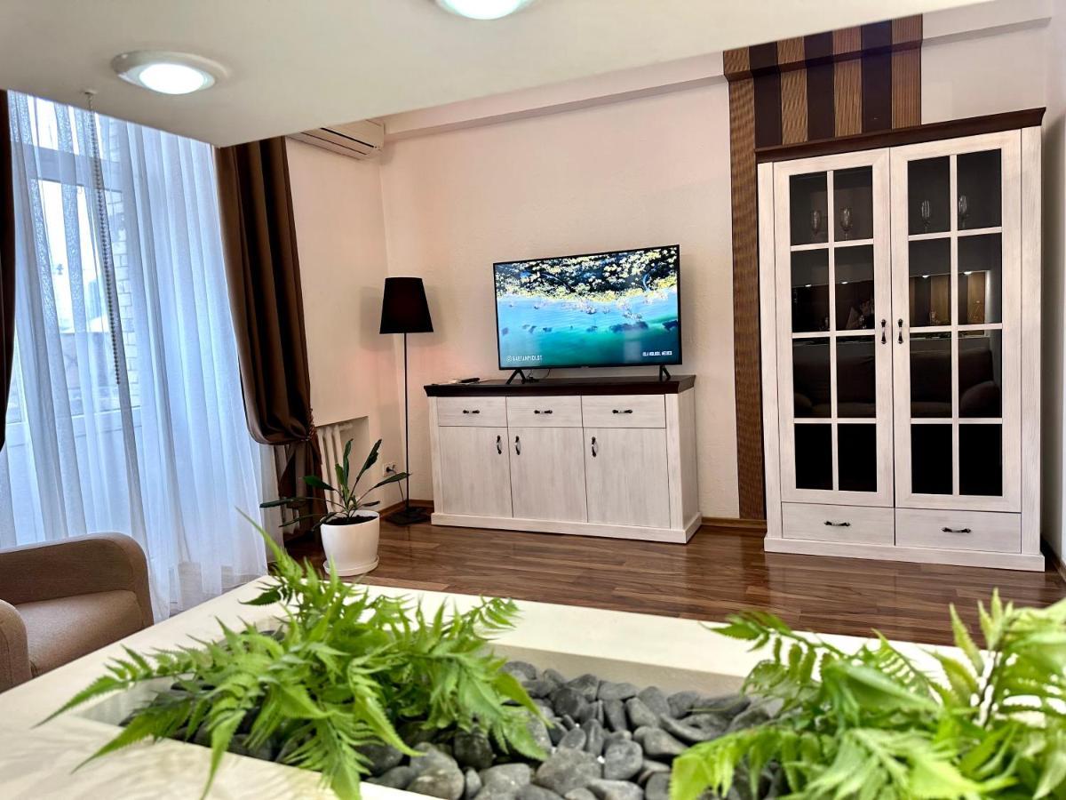 Lux Apartments In The City Center With A Coffee Machine, View Of A Theater, Near Zlata Plaza Ρίβνε Εξωτερικό φωτογραφία