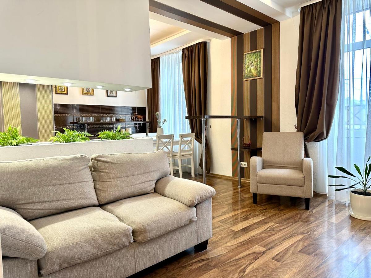 Lux Apartments In The City Center With A Coffee Machine, View Of A Theater, Near Zlata Plaza Ρίβνε Εξωτερικό φωτογραφία