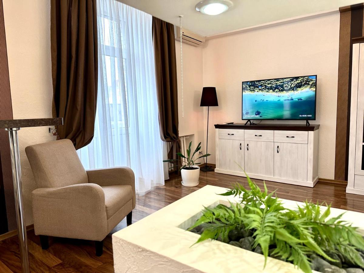 Lux Apartments In The City Center With A Coffee Machine, View Of A Theater, Near Zlata Plaza Ρίβνε Εξωτερικό φωτογραφία
