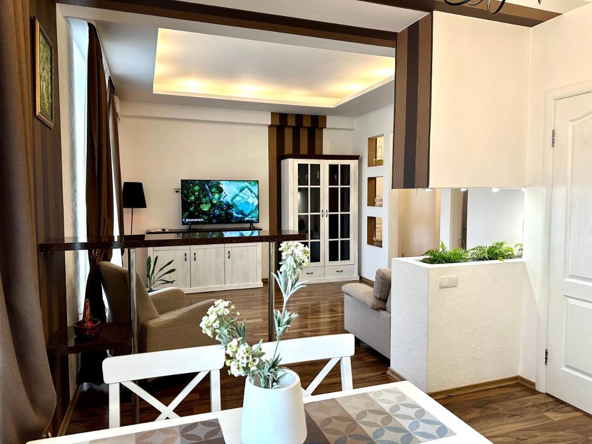 Lux Apartments In The City Center With A Coffee Machine, View Of A Theater, Near Zlata Plaza Ρίβνε Εξωτερικό φωτογραφία