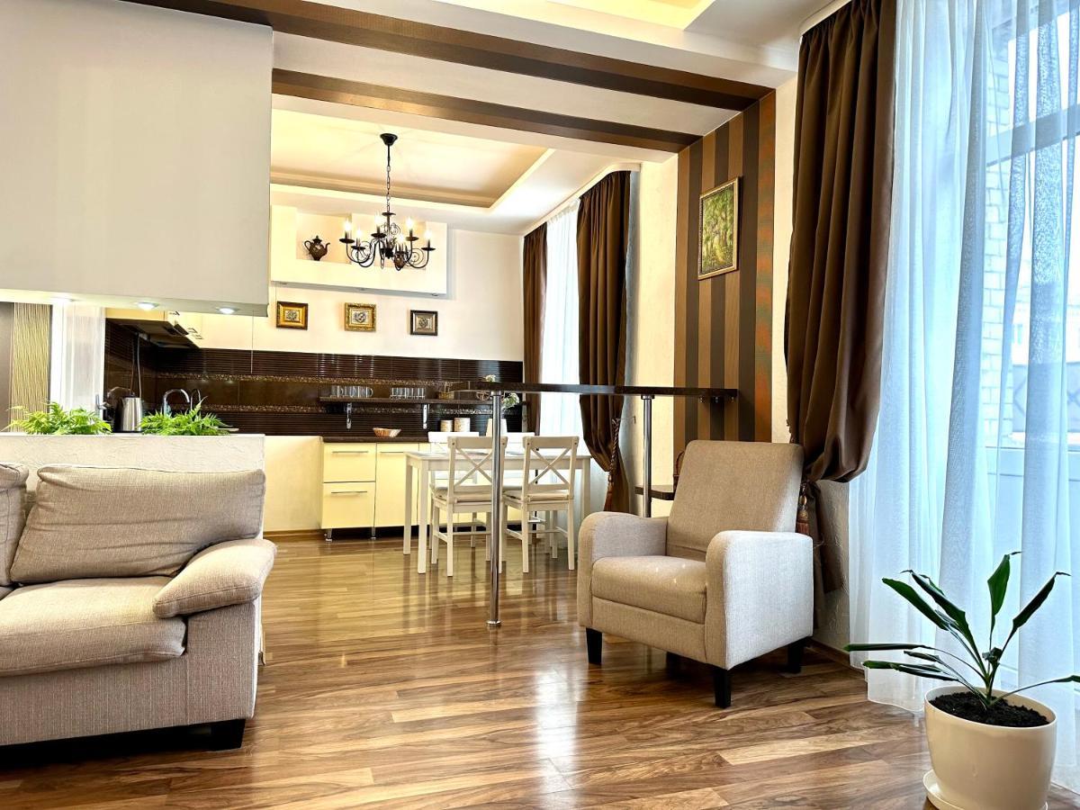 Lux Apartments In The City Center With A Coffee Machine, View Of A Theater, Near Zlata Plaza Ρίβνε Εξωτερικό φωτογραφία