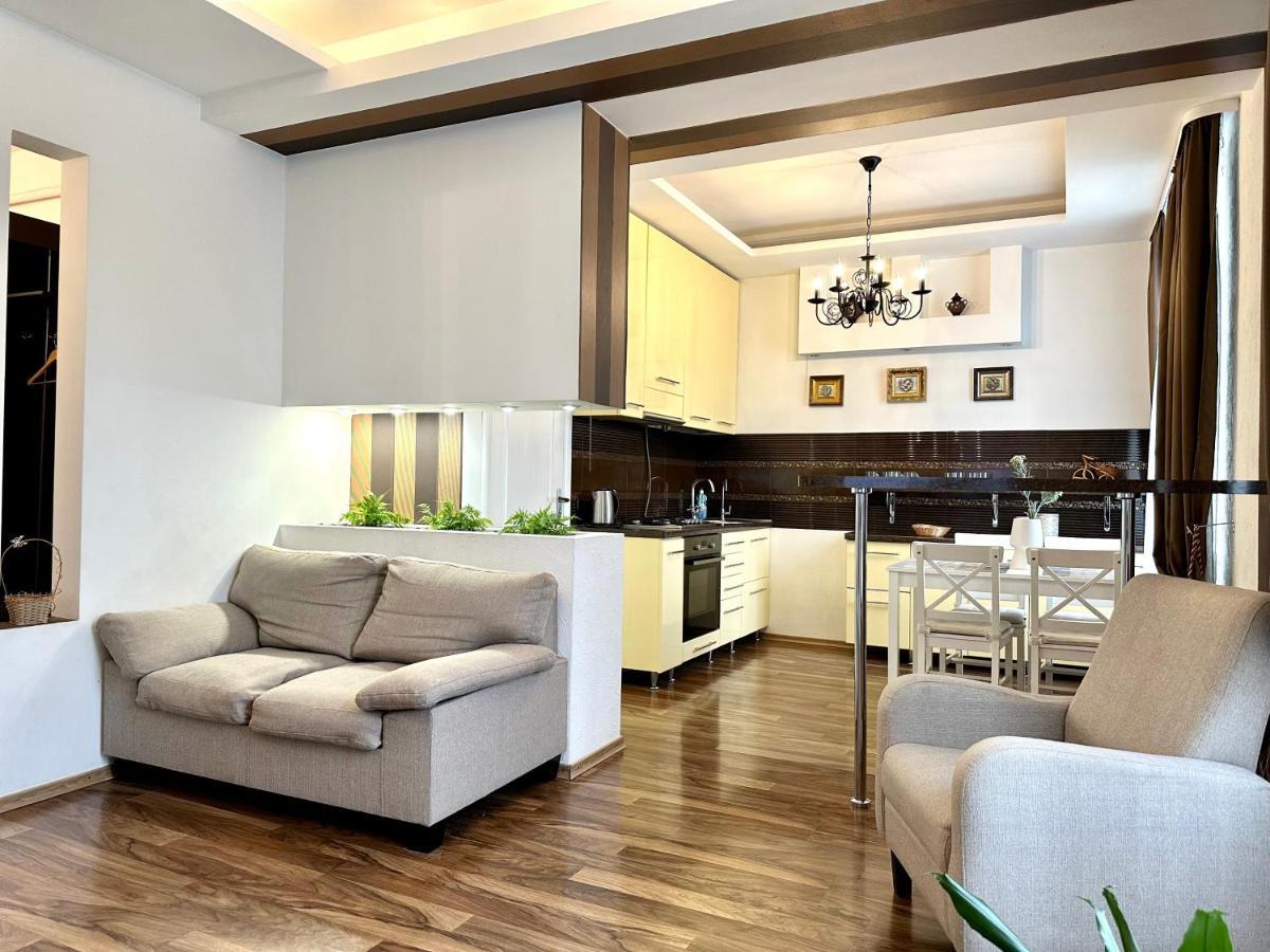 Lux Apartments In The City Center With A Coffee Machine, View Of A Theater, Near Zlata Plaza Ρίβνε Εξωτερικό φωτογραφία