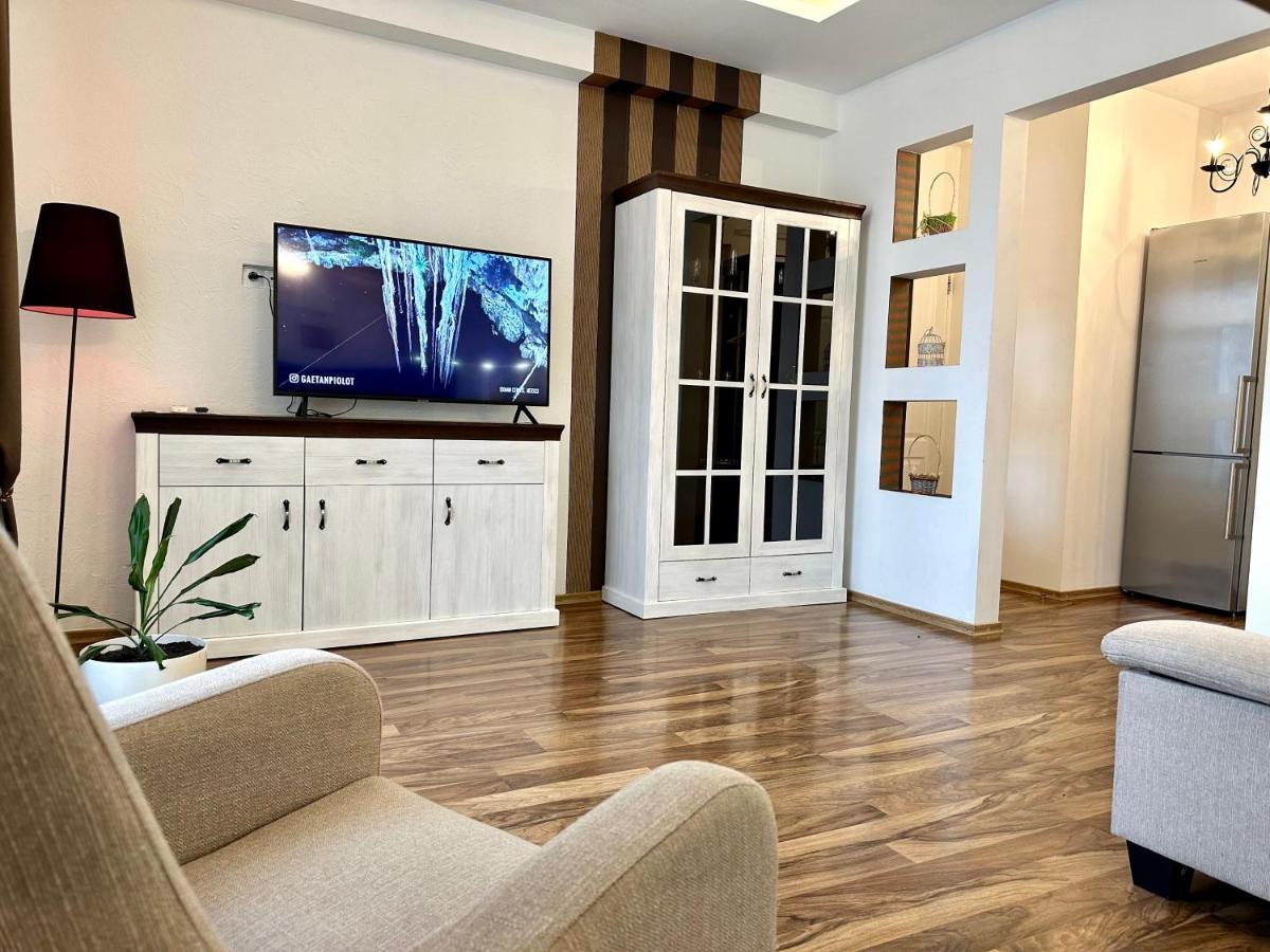 Lux Apartments In The City Center With A Coffee Machine, View Of A Theater, Near Zlata Plaza Ρίβνε Εξωτερικό φωτογραφία