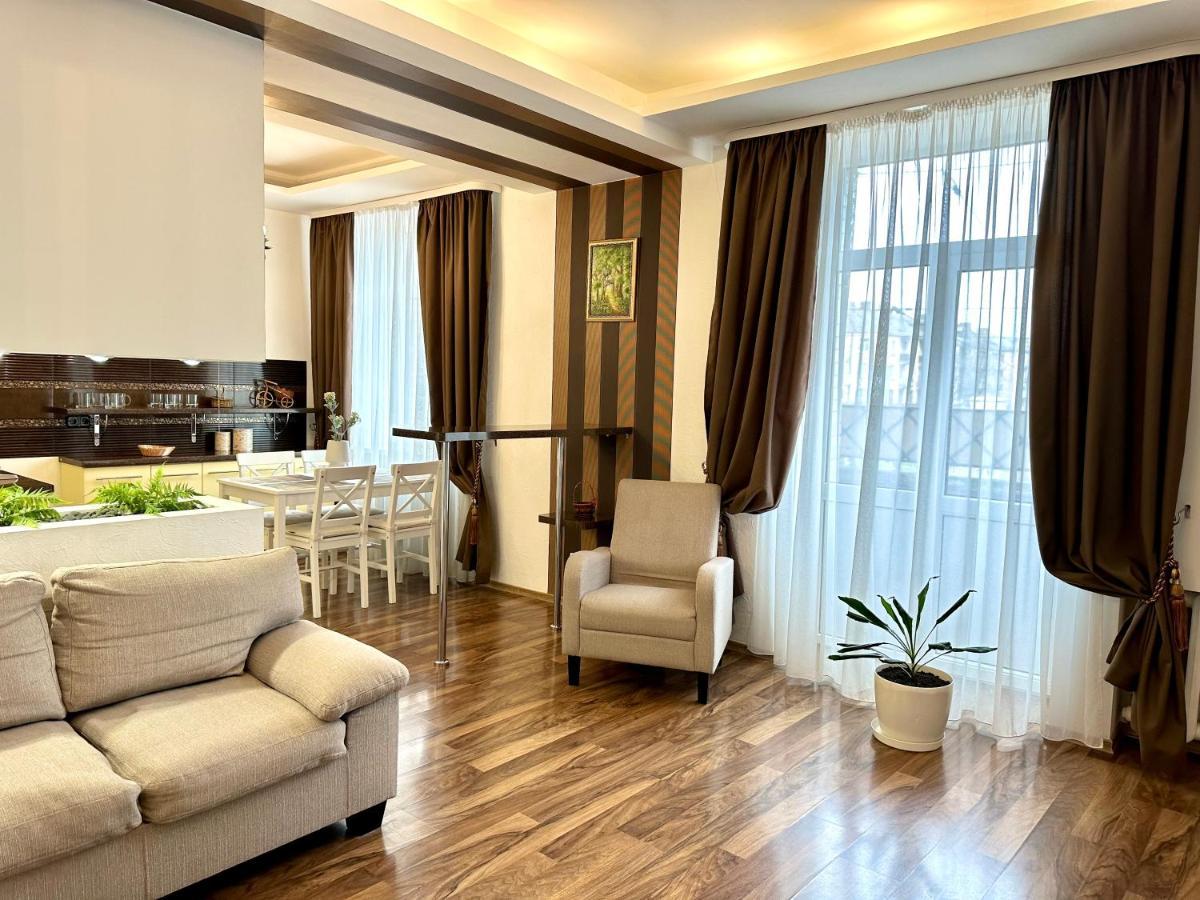 Lux Apartments In The City Center With A Coffee Machine, View Of A Theater, Near Zlata Plaza Ρίβνε Εξωτερικό φωτογραφία