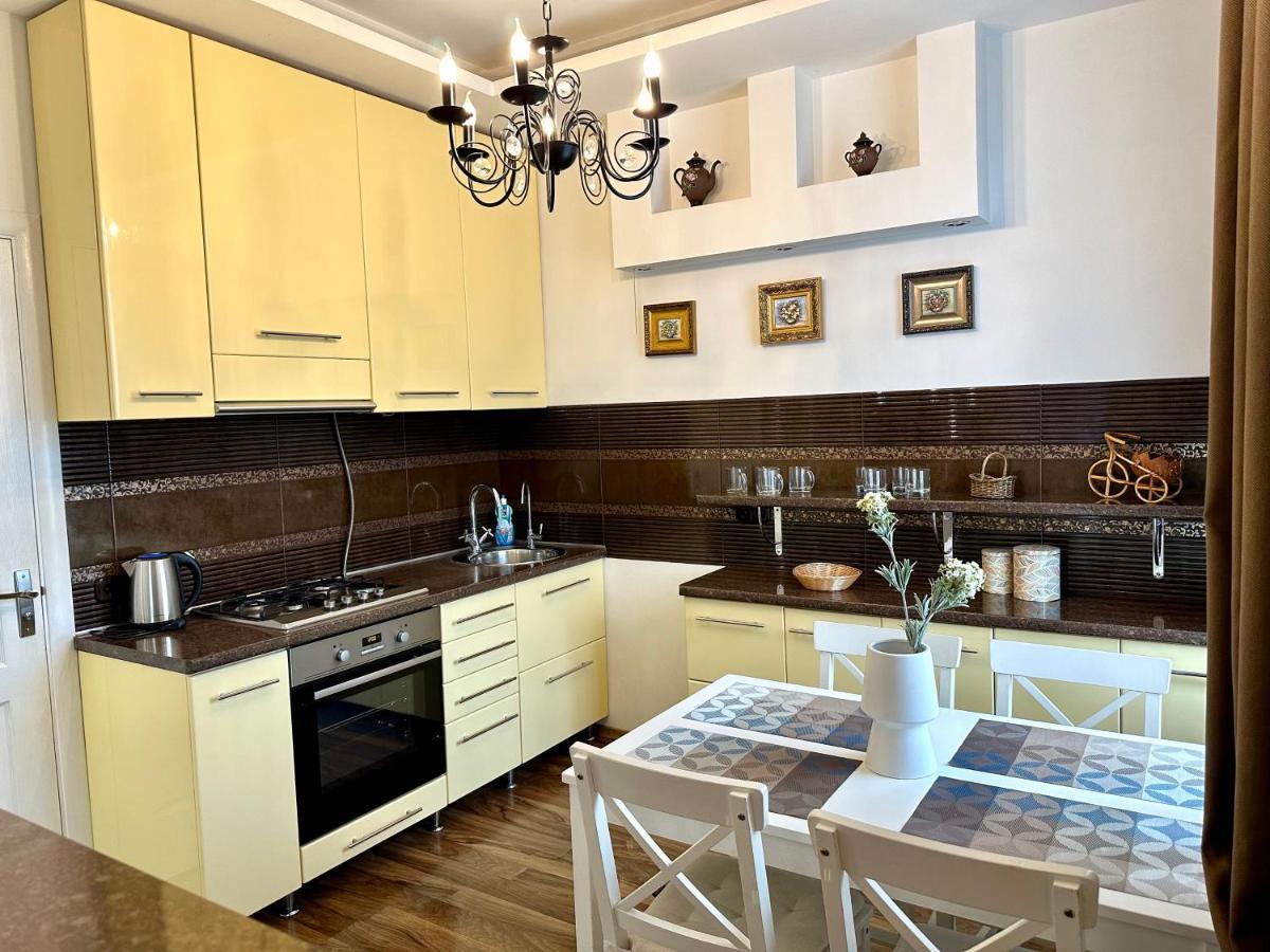Lux Apartments In The City Center With A Coffee Machine, View Of A Theater, Near Zlata Plaza Ρίβνε Εξωτερικό φωτογραφία