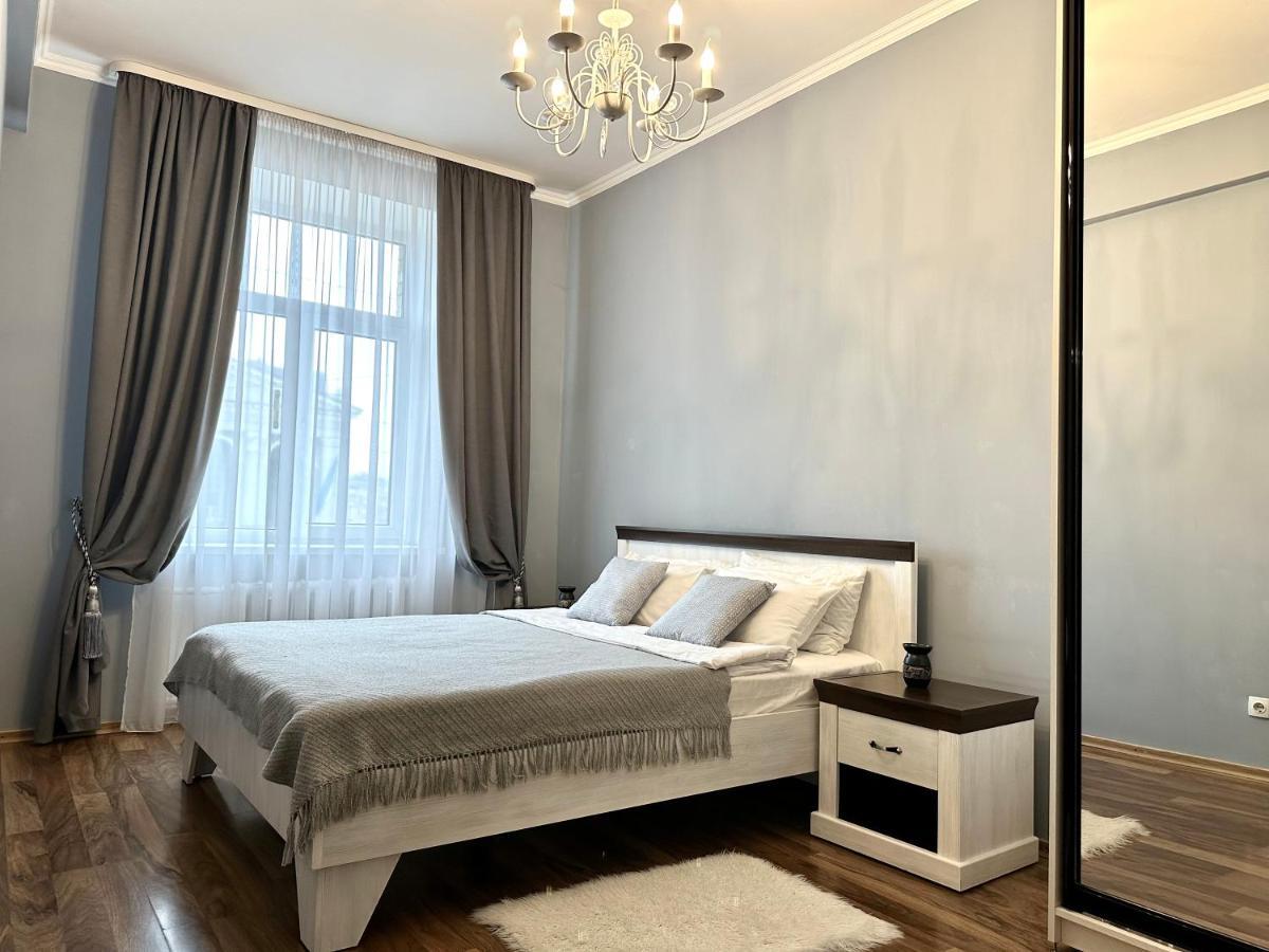 Lux Apartments In The City Center With A Coffee Machine, View Of A Theater, Near Zlata Plaza Ρίβνε Εξωτερικό φωτογραφία