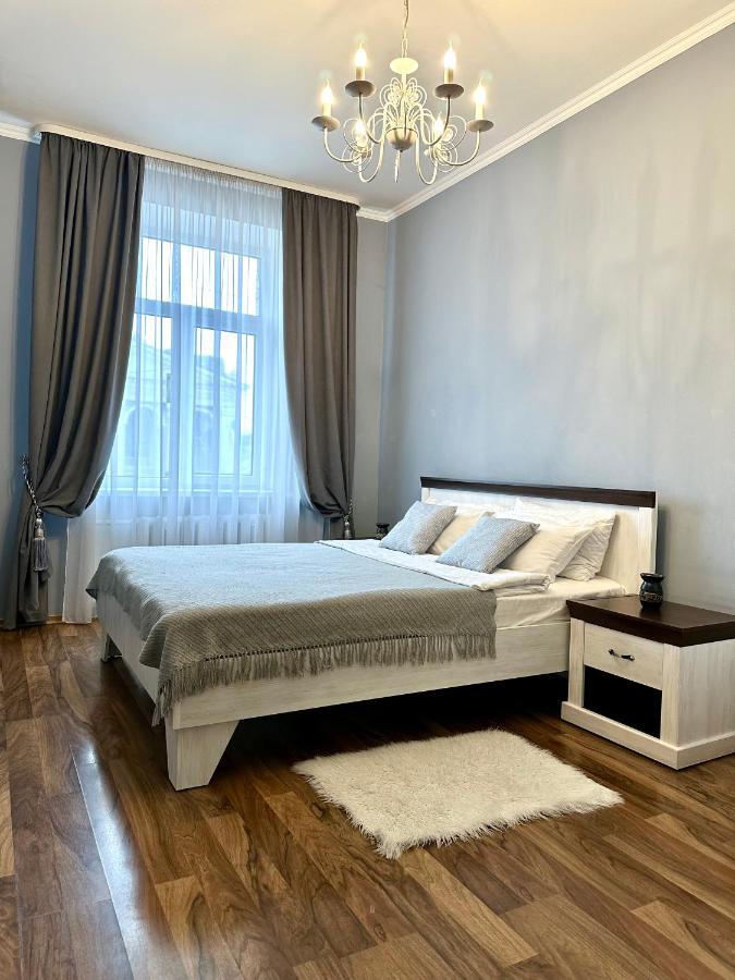Lux Apartments In The City Center With A Coffee Machine, View Of A Theater, Near Zlata Plaza Ρίβνε Εξωτερικό φωτογραφία