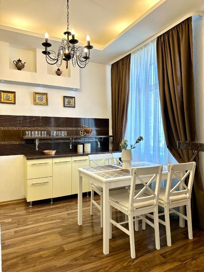 Lux Apartments In The City Center With A Coffee Machine, View Of A Theater, Near Zlata Plaza Ρίβνε Εξωτερικό φωτογραφία